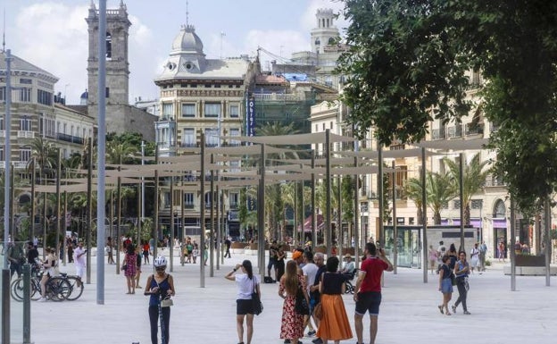 Imagen principal - Zona de toldos, vista panorámica de la plaza de la Reina y juegos infantiles. 