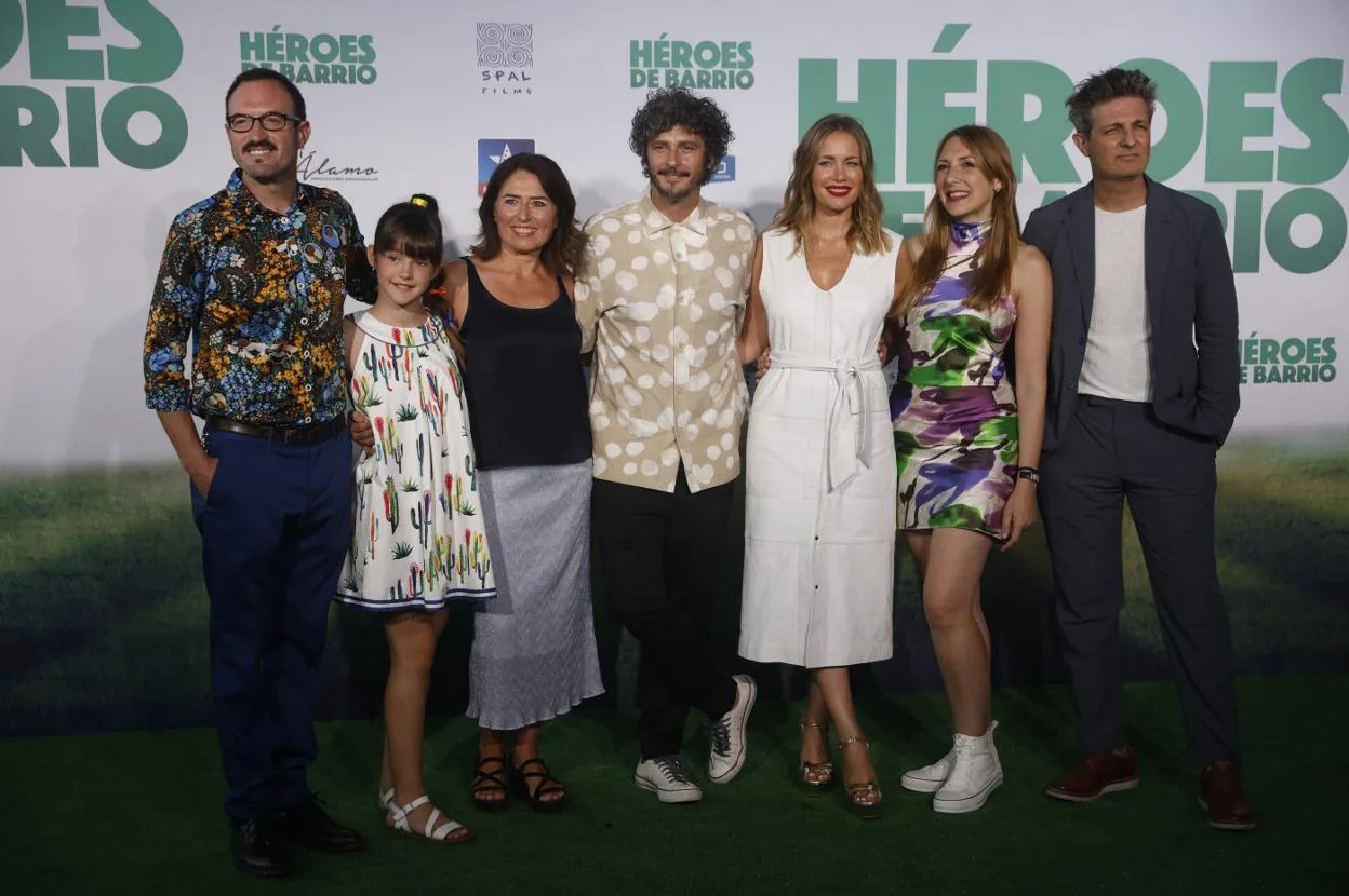 El elenco de la película 'Héroes de barrio'.  EFE/Juanjo Martín