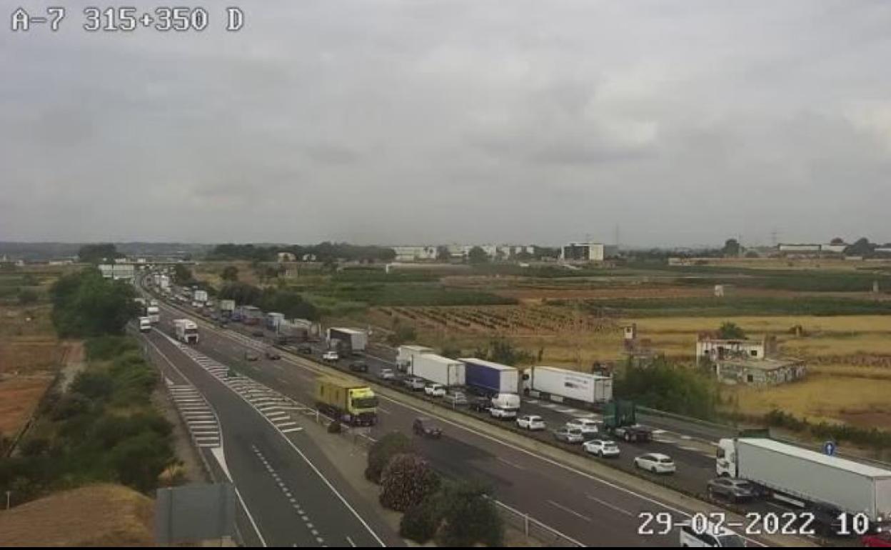 Atasco en la A-7 tras el alcance entre dos turismos