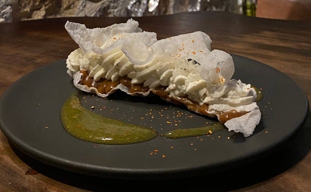 Milhojas de arroz, dulce de leche-bourbon y Chantilly especiada.