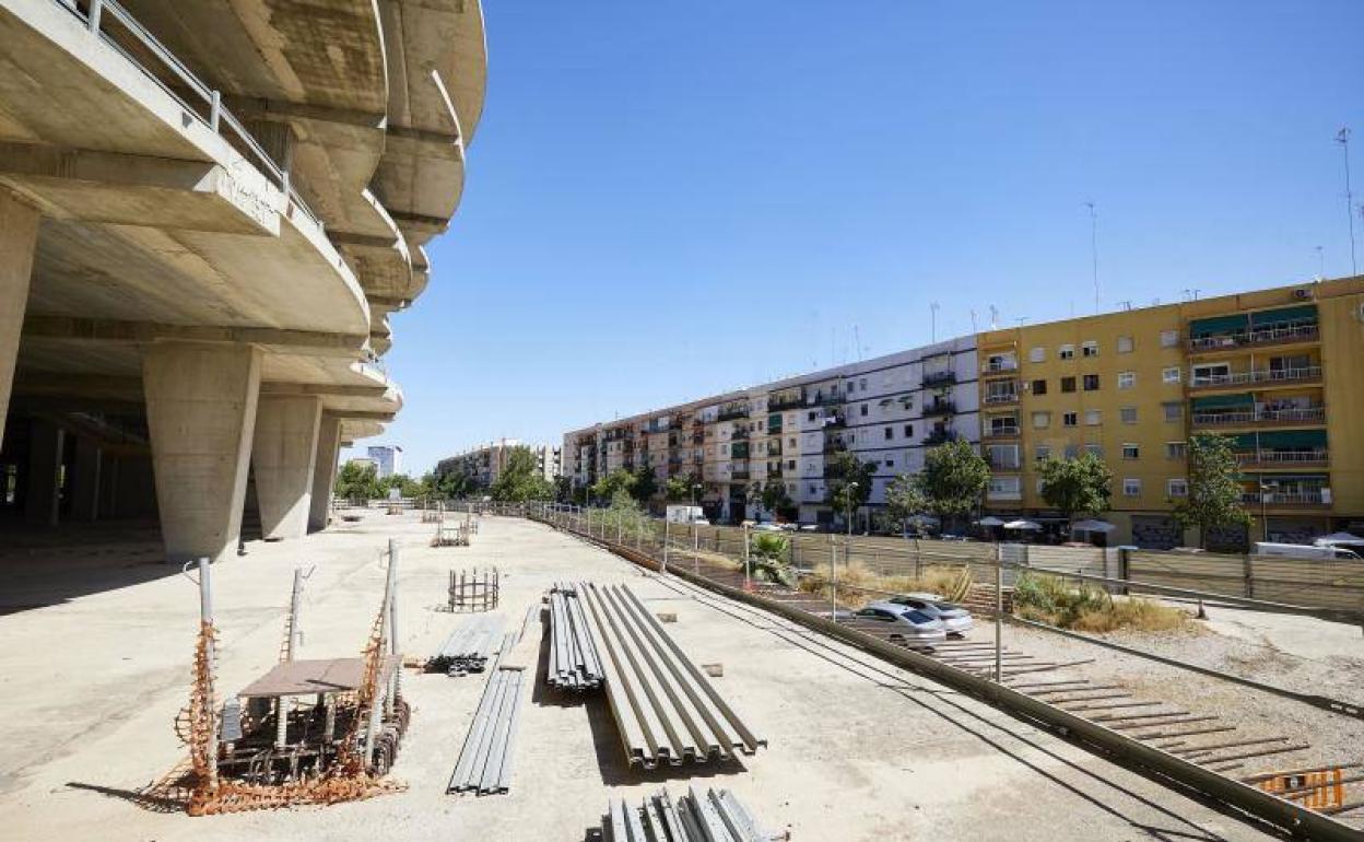 Materiales junto a las gradas en construción del nuevo Mestalla. 