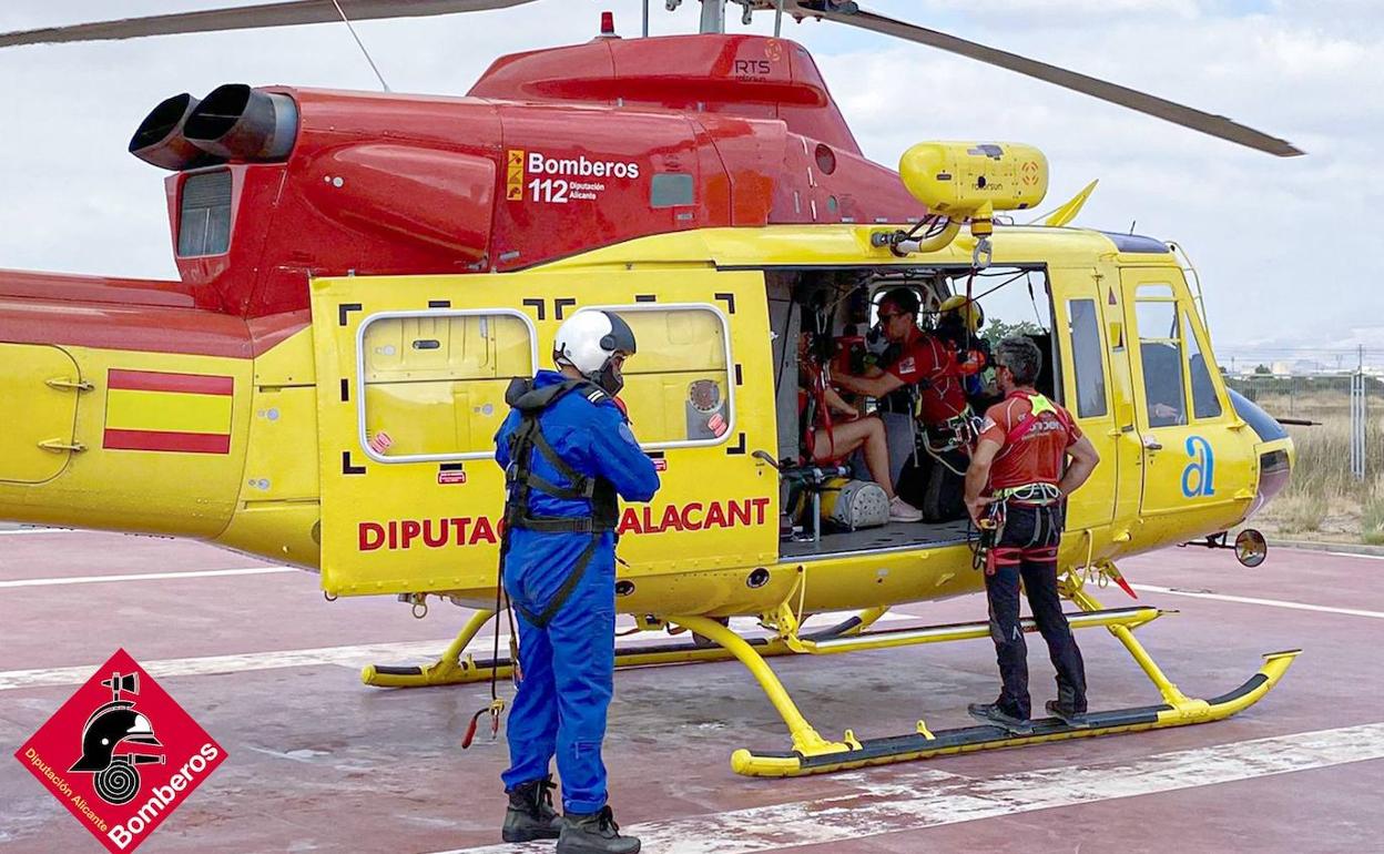 El helicóptero con la senderista herida en el Penyal. 