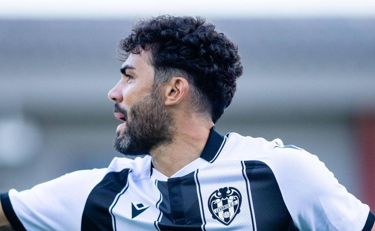 Vicente Iborra, durante el amistoso de ayer contra el Castellón en Buñol.