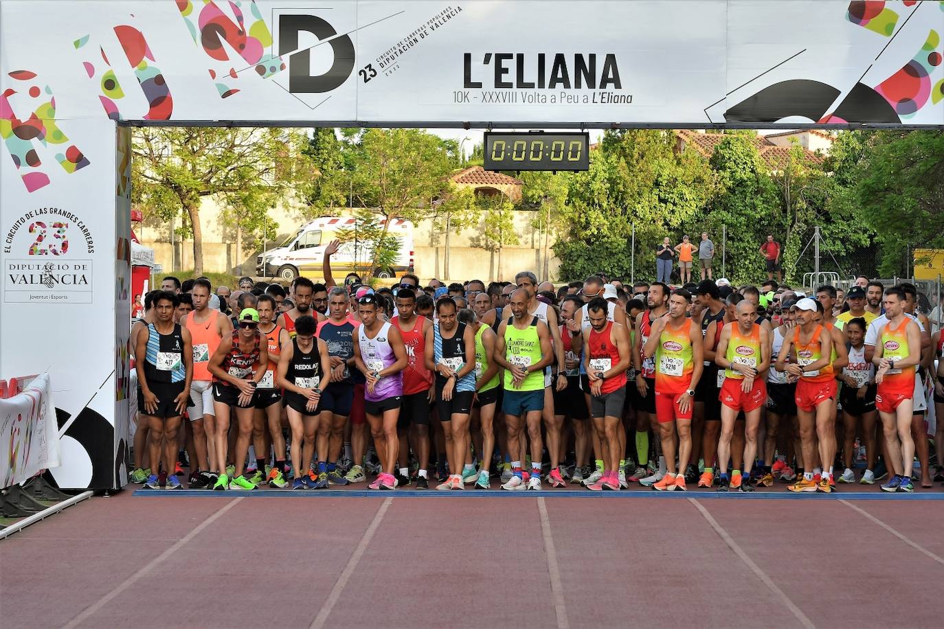 Cientos de deportistas participan en una de las últimas carreras populares del verano.