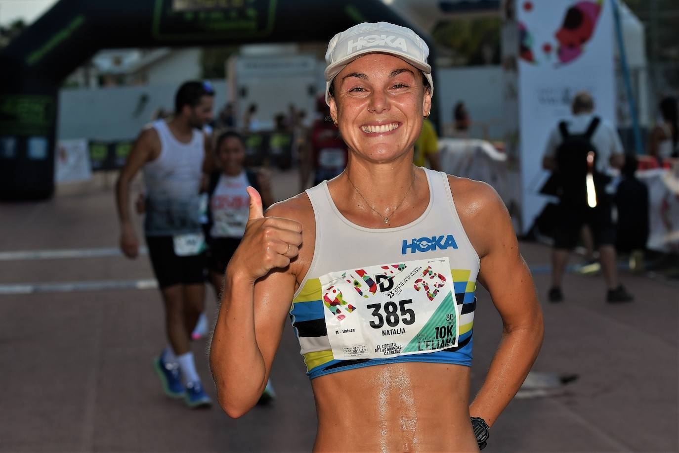 Cientos de deportistas participan en una de las últimas carreras populares del verano.