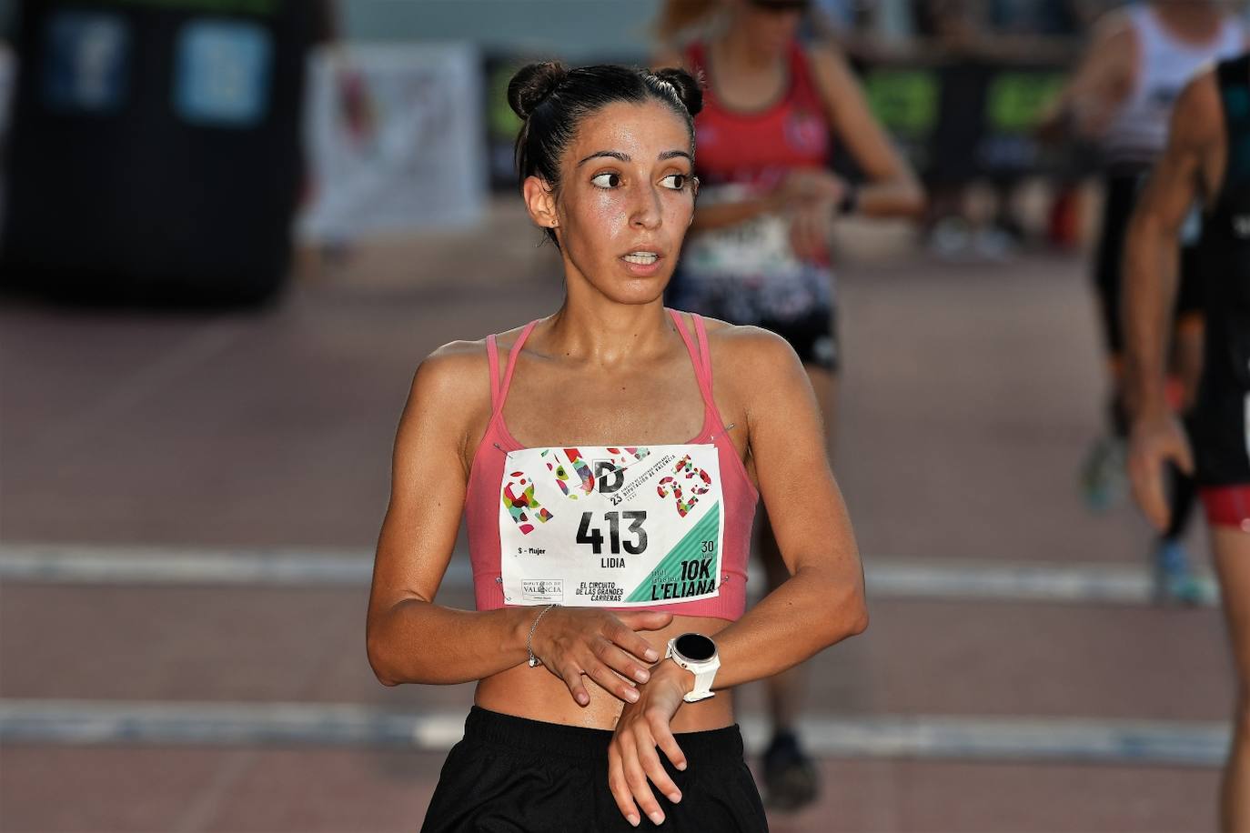 Cientos de deportistas participan en una de las últimas carreras populares del verano.