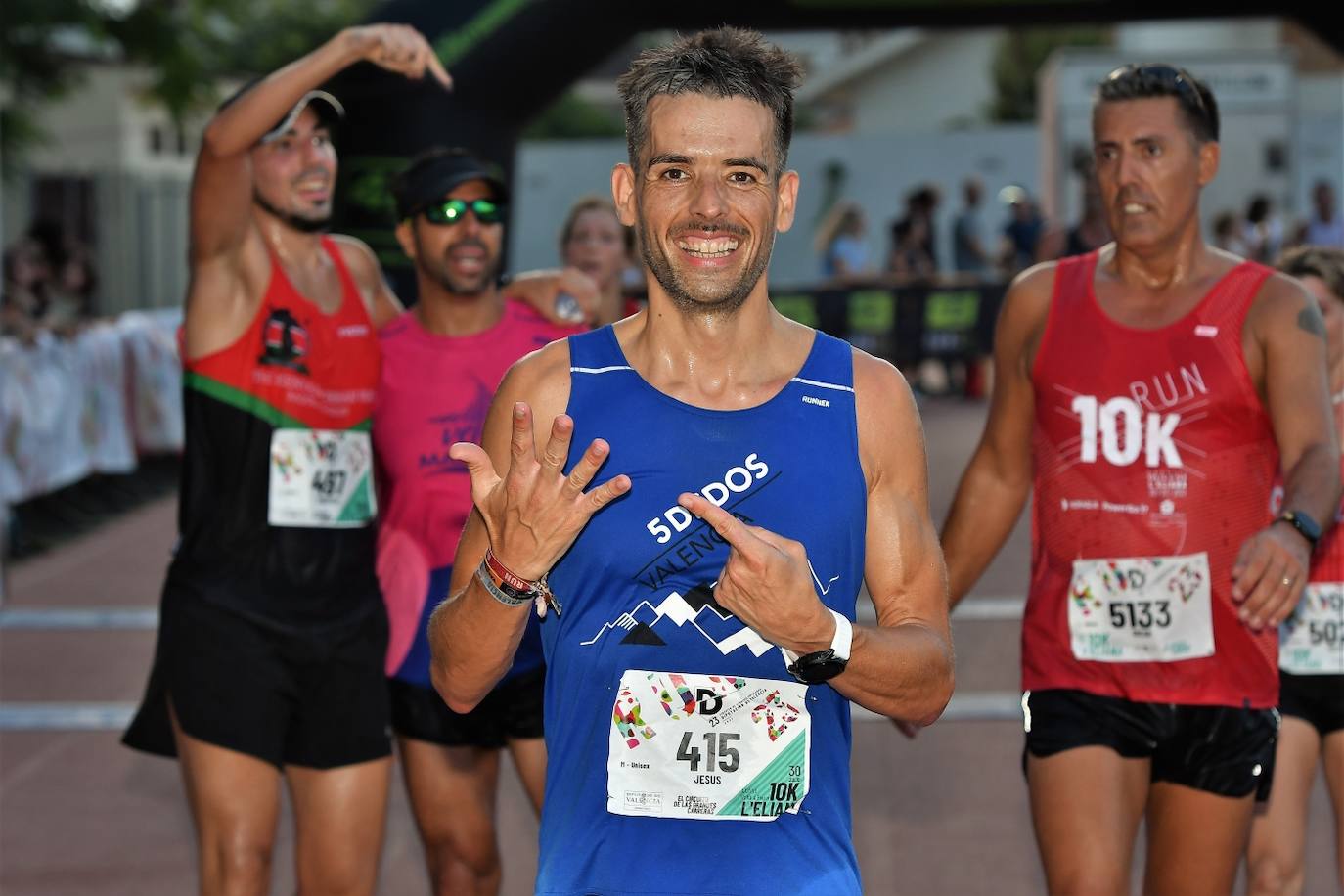 Cientos de deportistas participan en una de las últimas carreras populares del verano.