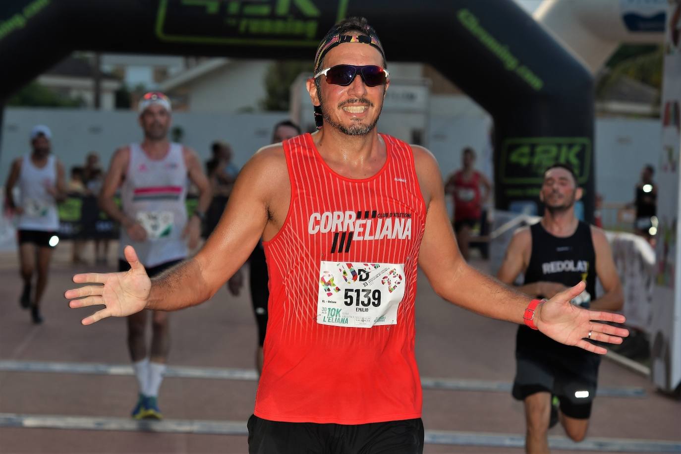 Cientos de deportistas participan en una de las últimas carreras populares del verano.