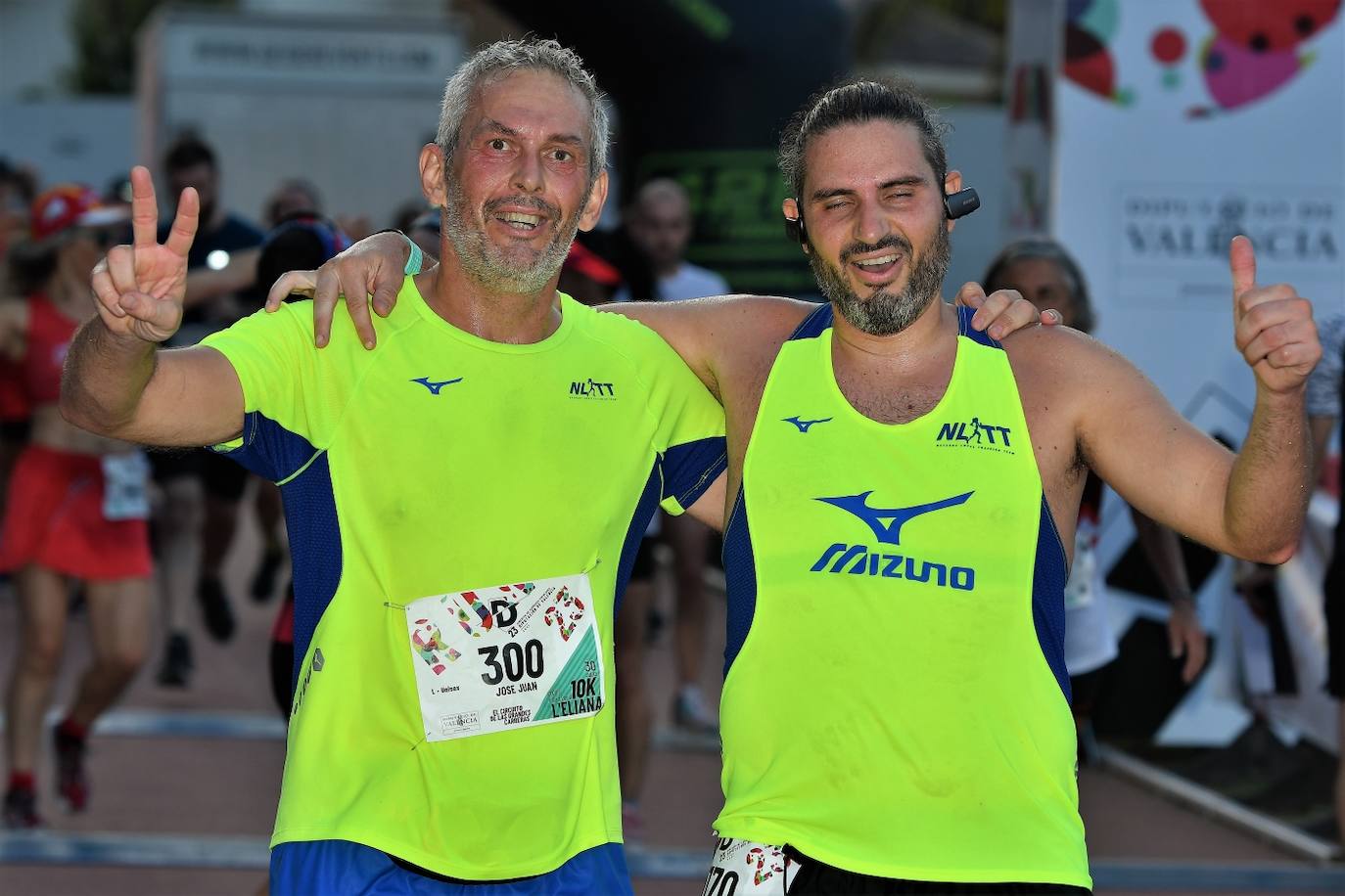 Cientos de deportistas participan en una de las últimas carreras populares del verano.