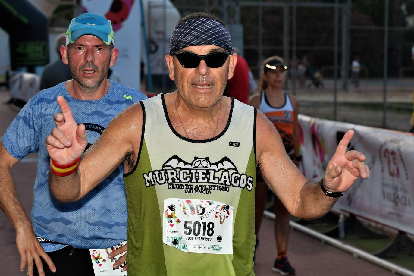 Cientos de deportistas participan en una de las últimas carreras populares del verano.