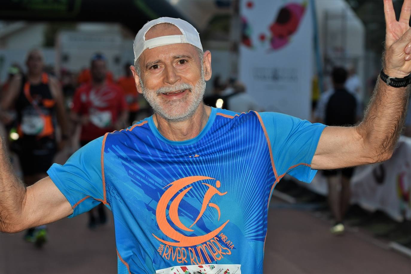 Cientos de deportistas participan en una de las últimas carreras populares del verano.