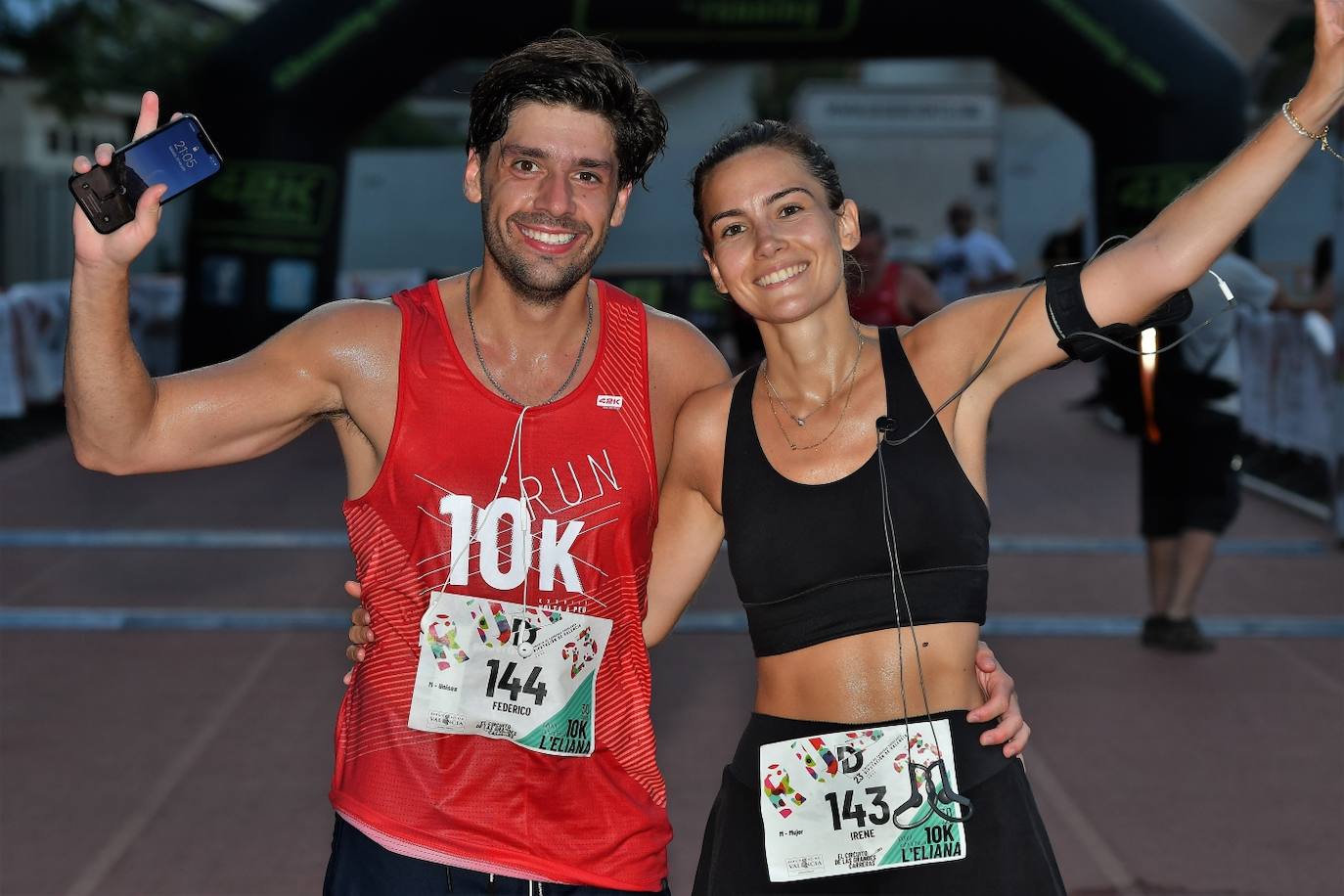 Cientos de deportistas participan en una de las últimas carreras populares del verano.