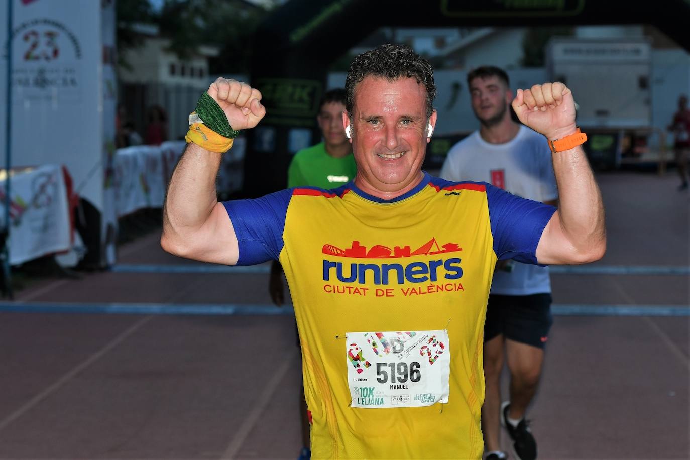 Cientos de deportistas participan en una de las últimas carreras populares del verano.