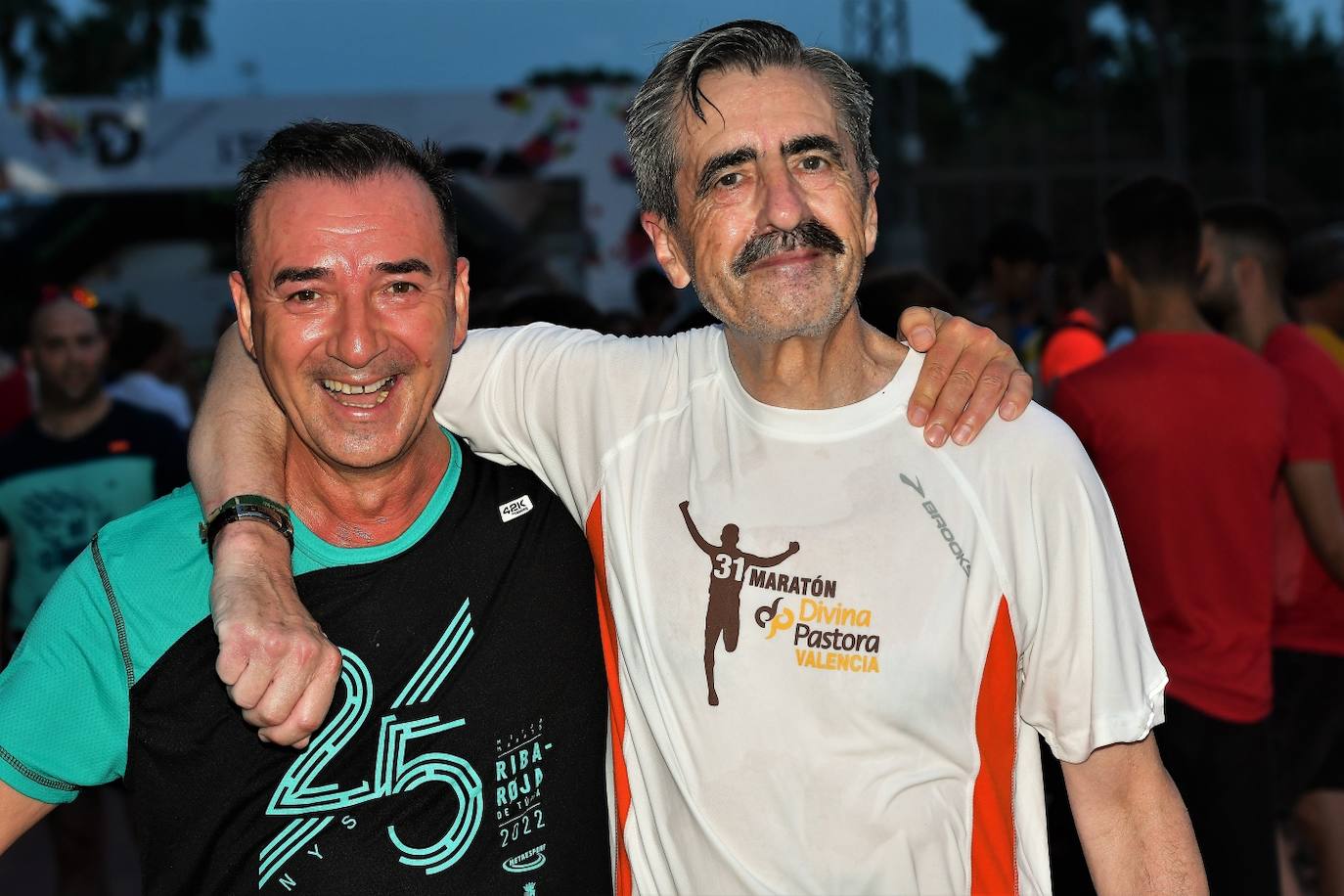 Cientos de deportistas participan en una de las últimas carreras populares del verano.