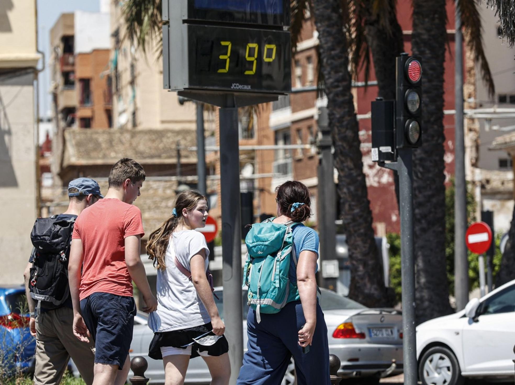 Unos jóvenes pasean por Valencia bajo el sofocante calor: 39 grados. 