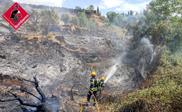 Imagen principal - Así han sido las tareas de extinción del incendio de este domingo en Muro d'Alcoi. 