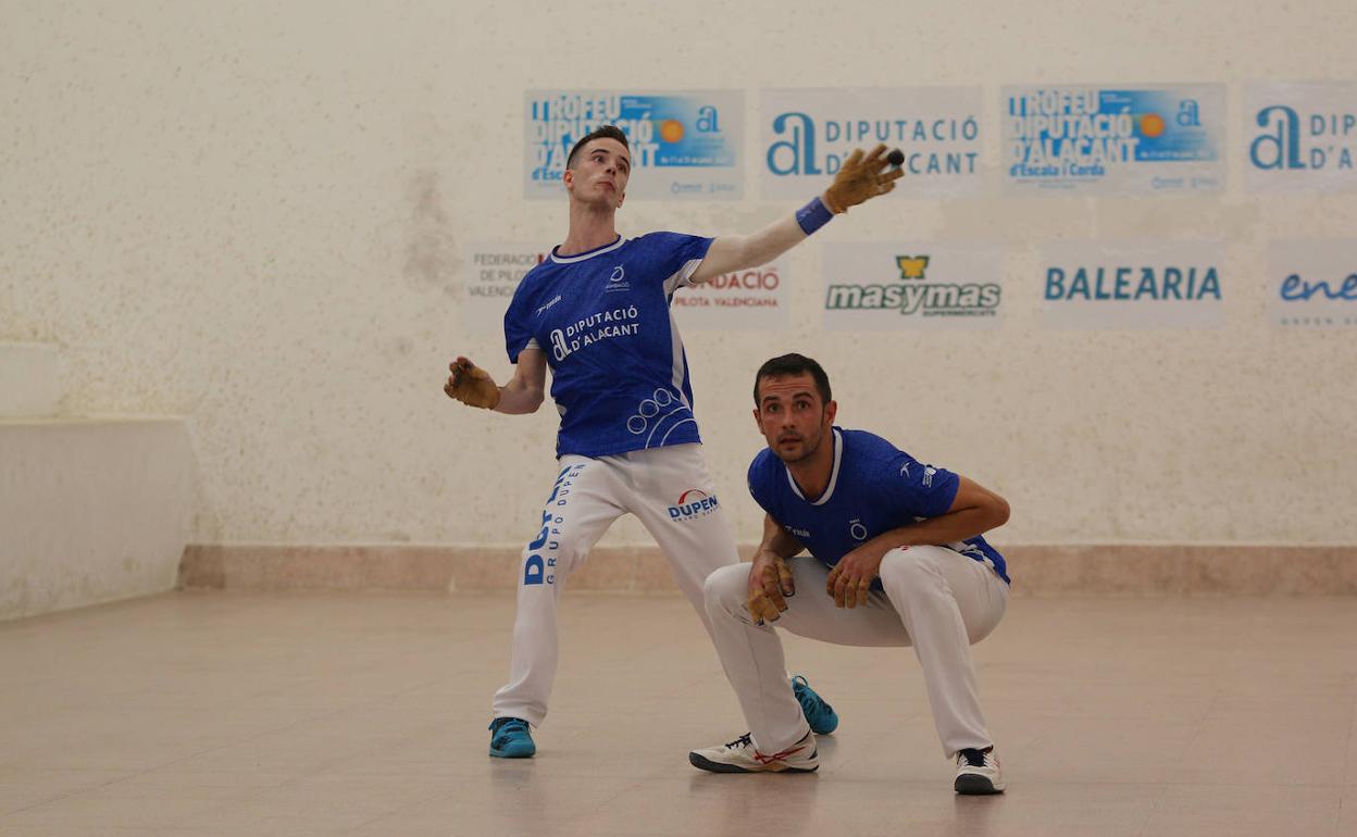Salva Palau golpea de volea ante Pere en la final de este domingo ren Murla. 