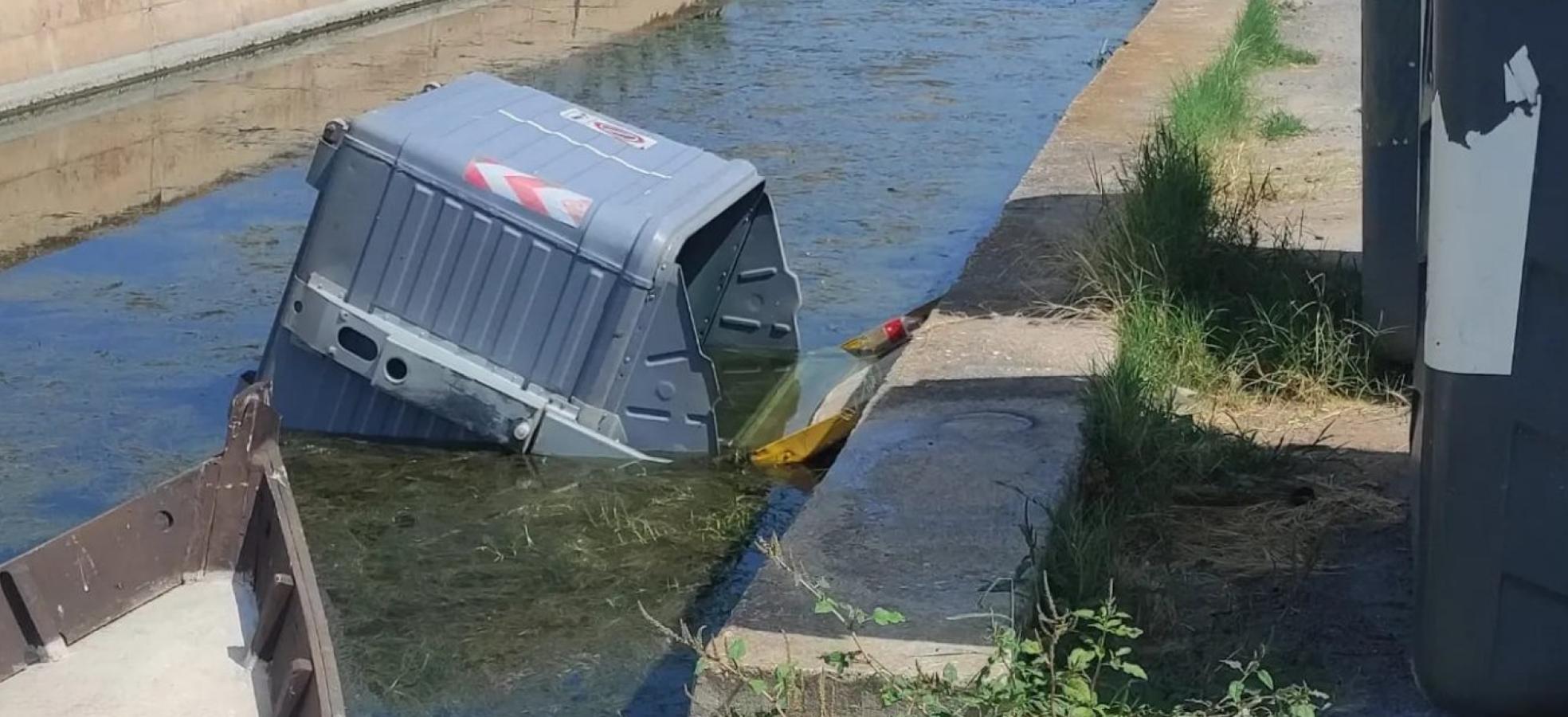 Un contenedor en una acequia de la pedanía de El Palmar. 