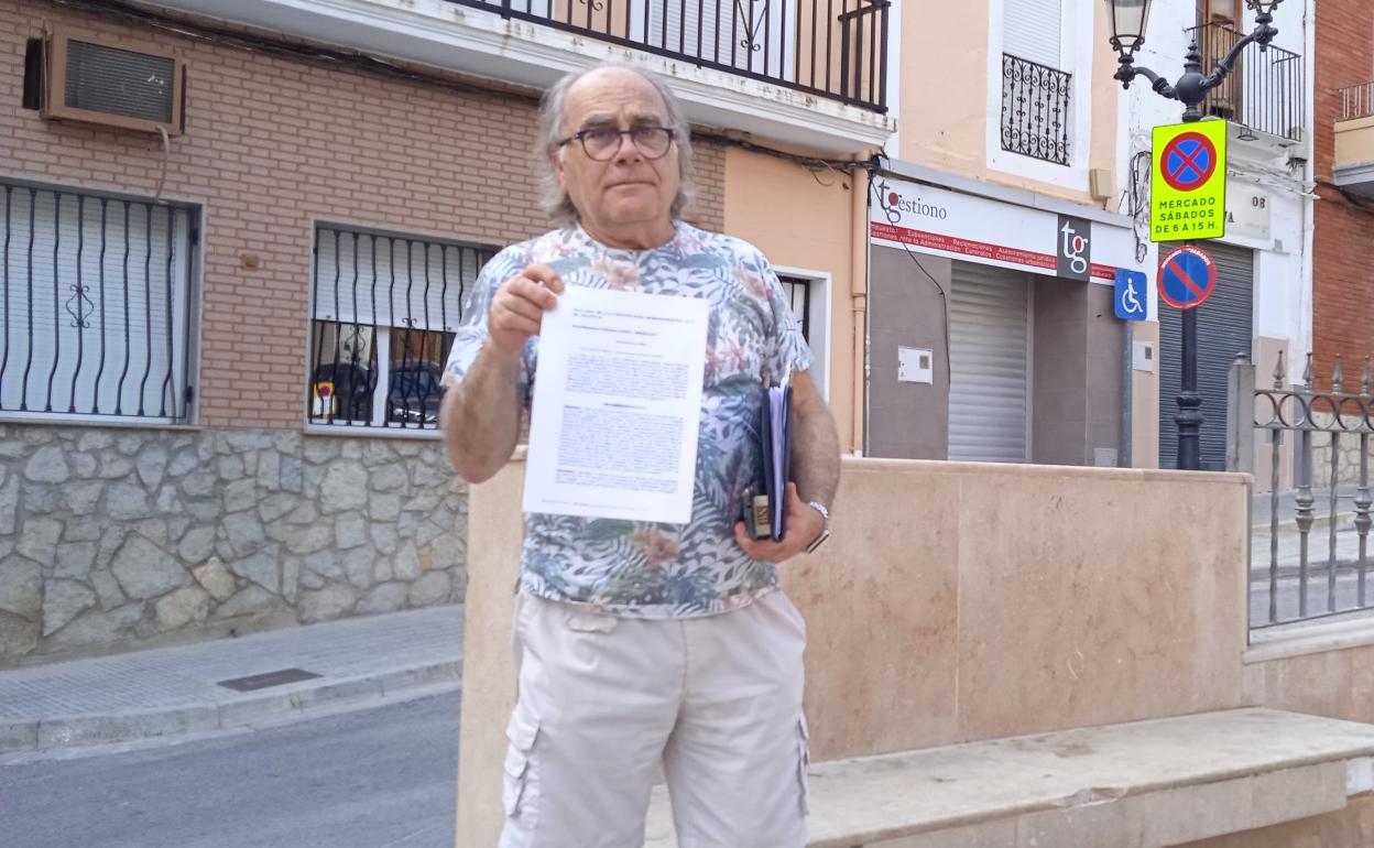 Antonio Domínguez muestra la sentencia del TSJ que le da la razón. 