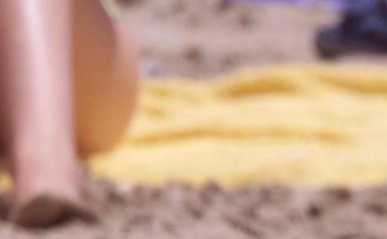 Una pareja se abraza en una playa de Alicante, en una imagen de archivo. 