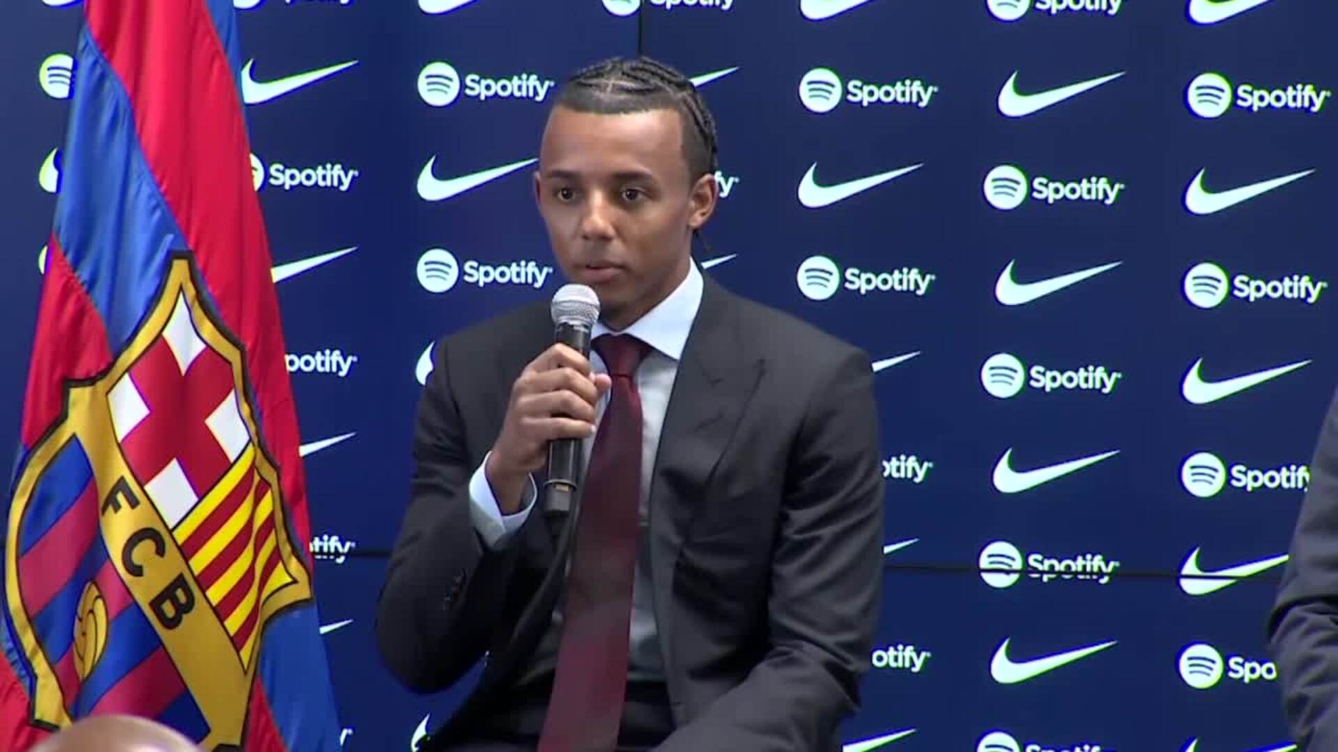 Jules Koundé, muy orgulloso, posa como nuevo fichaje del FC Barcelona
