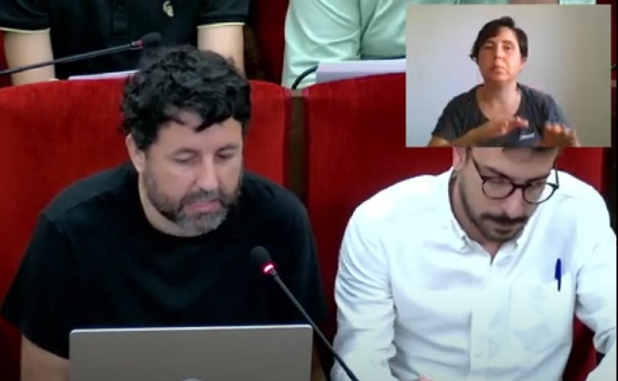 El portavoz de Guanyar Alcoi, Pablo González, durante su intervención en el pleno. 