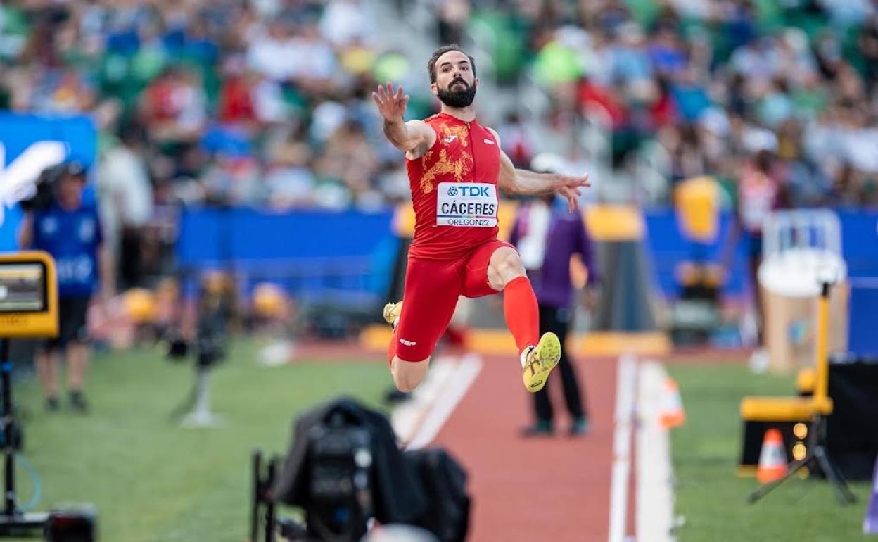 Eusebio Cáceres, durante una prueba de salto de longitud. 