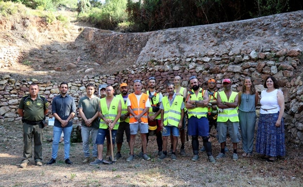 Imagen principal - El alcalde y la concejala con un grupo de trabajadores. 