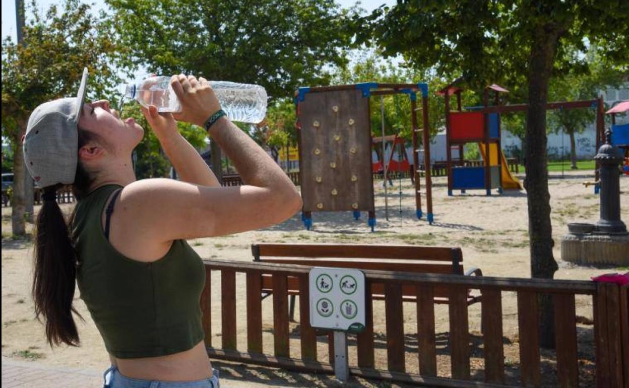 Una mujer refrescándose frente a las altas temperaturas en una imagen de archivo