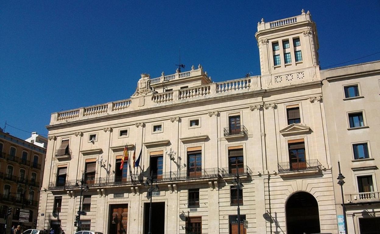 El Ayuntamiento apagará la iluminación de monumentos para consumir menos energía. 