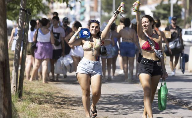 Los primeros asistentes al festival. 