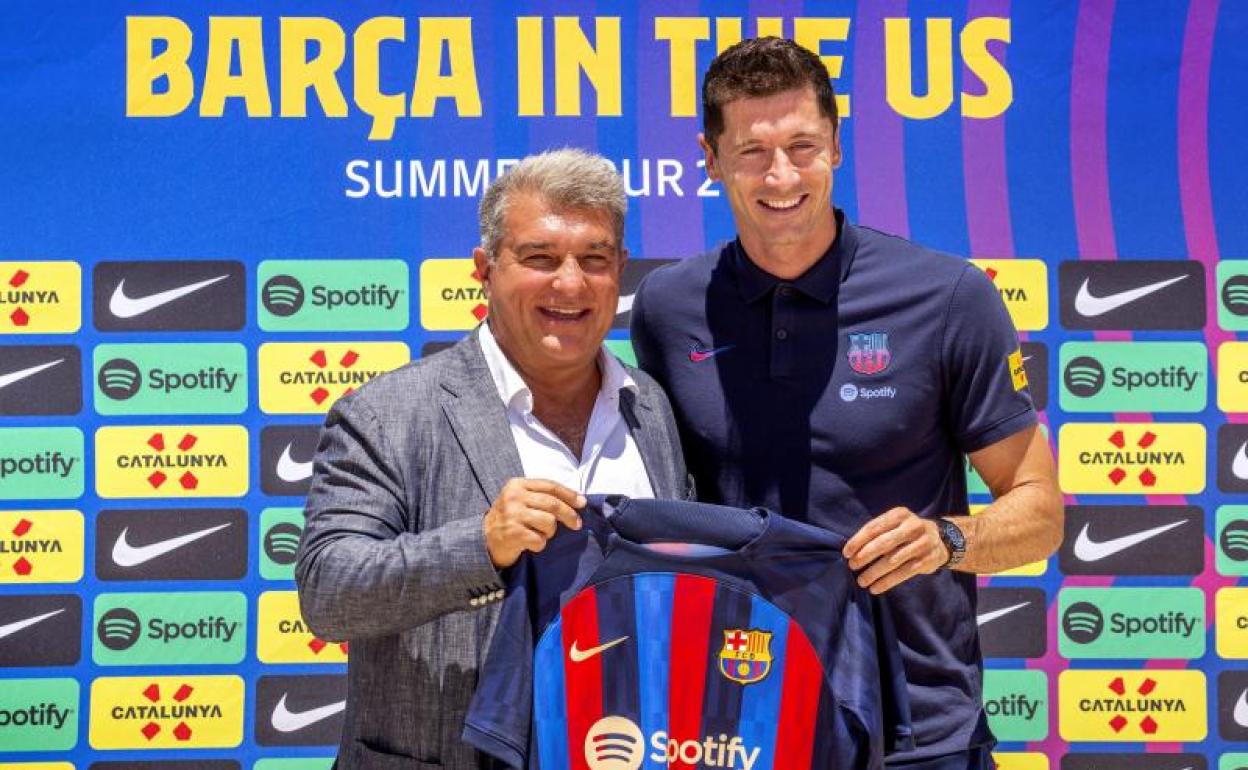 Joan Laporta junto a Robert Lewandowski, fichaje estrella del Barça.