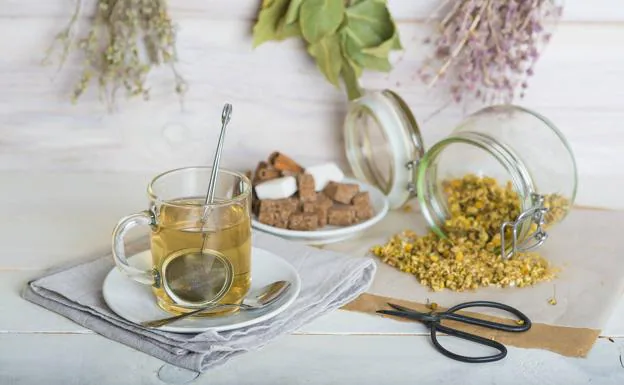 La infusión para tomar por las mañanas que deshincha el abdomen