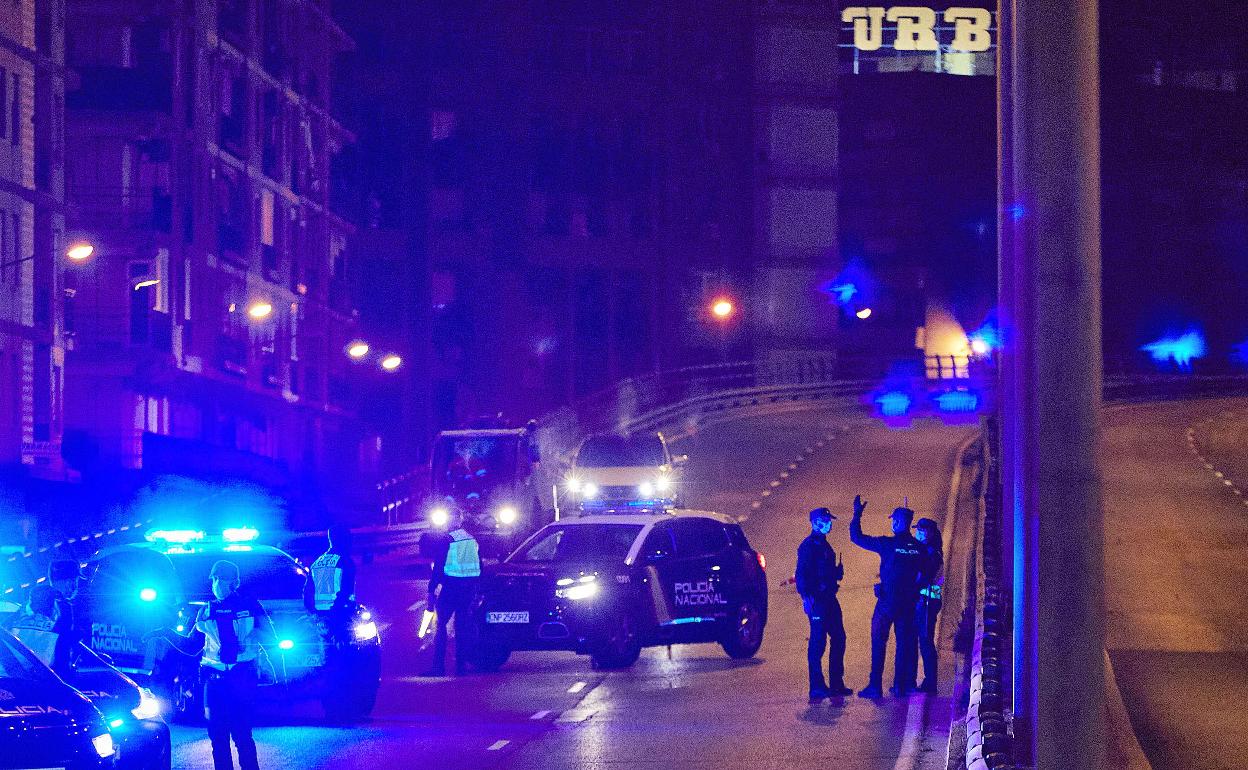 Agentes de la Policía Nacional, en un control nocturno en la ciudad de Valencia. 