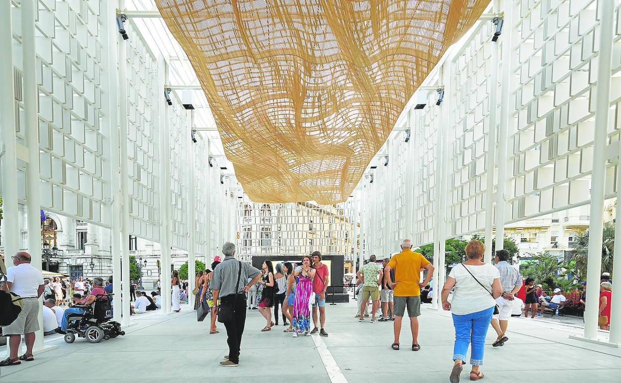 Ágora del Diseño, edificio efímero instalado en la plaza del Ayuntamiento. 