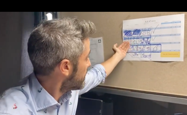 Roberto Leal señalando el calendario al que hace referencia en su vídeo de Instagram. 