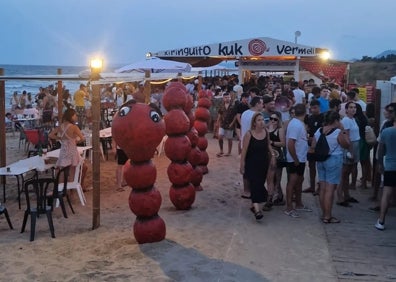 Imagen secundaria 1 - Clientes en Kuk Vermell de Oliva, tanto por la noche como por la tarde, y uno de los arroces que sirven. 