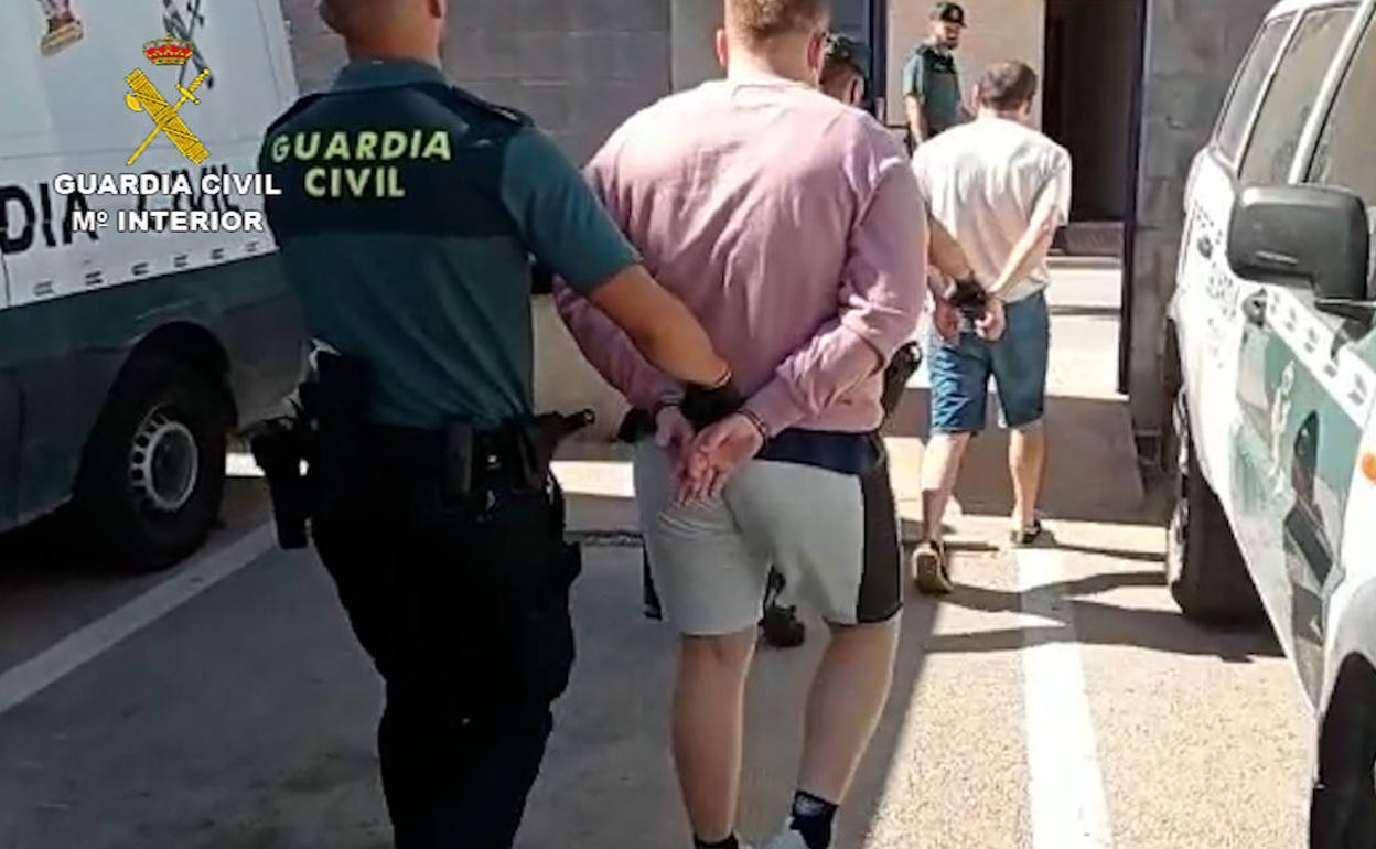 Los dos arrestados han sido enviados a prisión. 