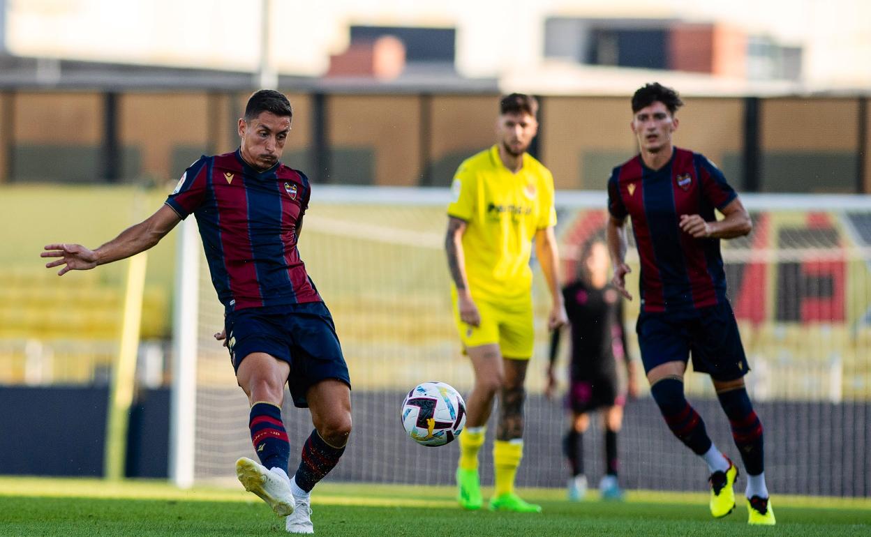 Pablo Martínez, con el balón, durante el encuentro de pretemporada disputado ante el Villarreal. 