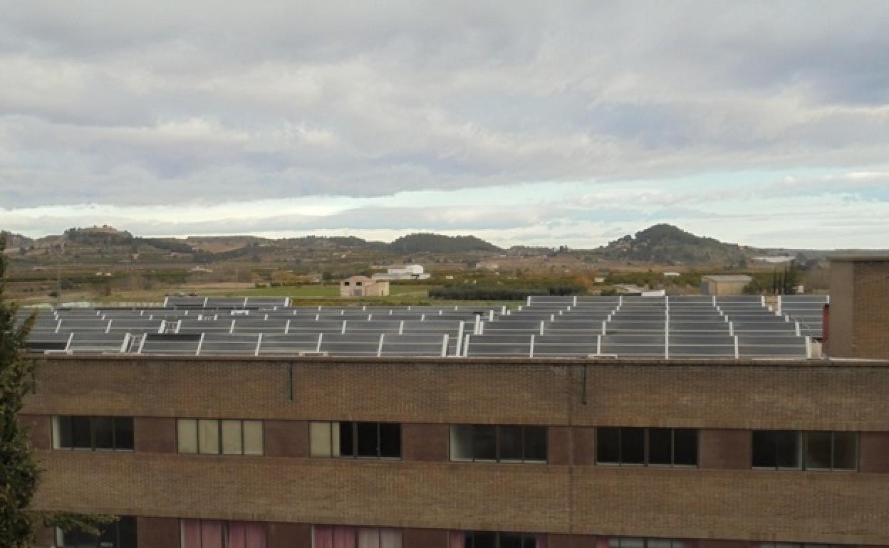 Placas solares sobre el tejado del  Hospital Lluís Alcanyís de Xàtiva. 