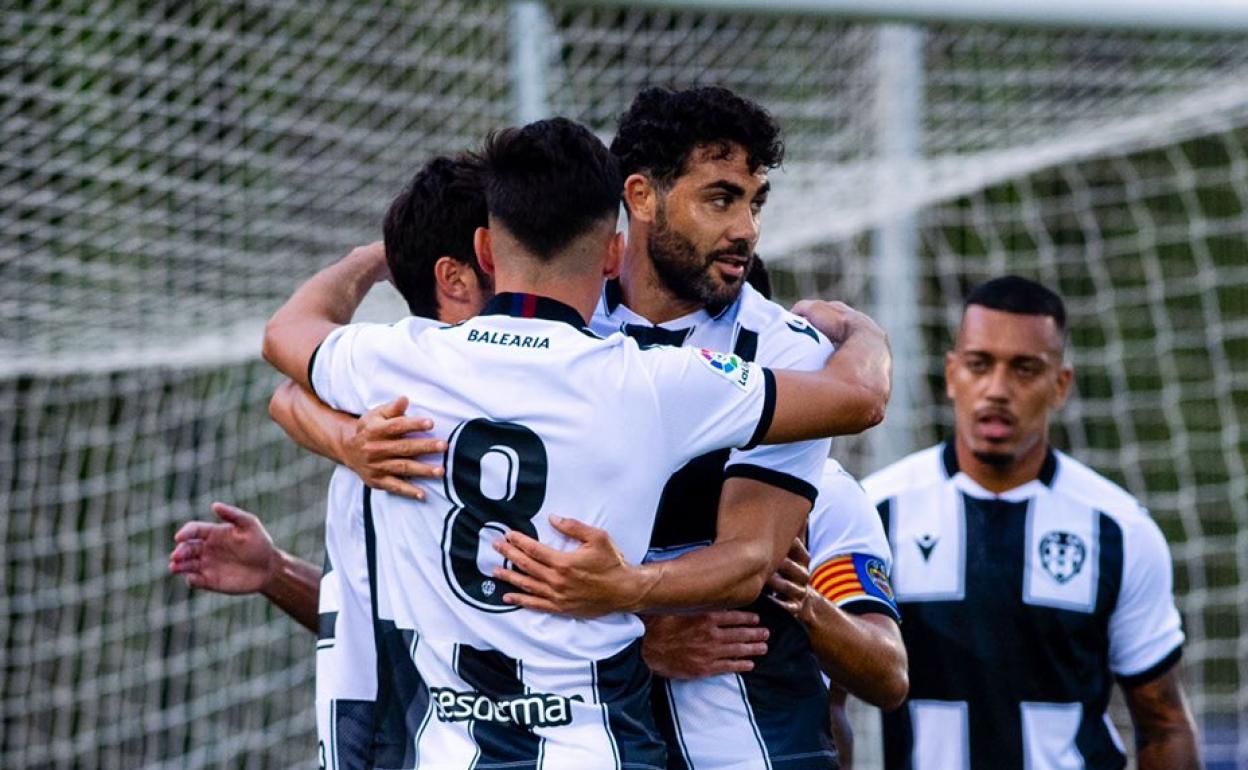 Jugadores del Levante, celebrando un tanto durante un encuentro de pretemporada. 