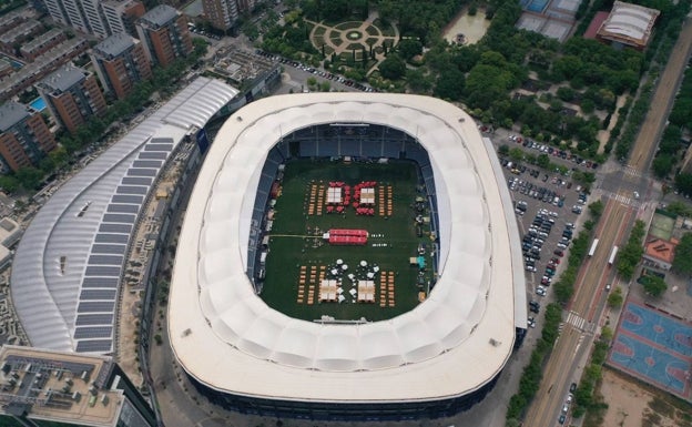 Imagen principal - Arriba, la última edición de la Champions Burger, en el estadio  del Levante. Abajo, evento de Solmarket en El Puig y El Garaje, su local junto a la avenida de Aragón.