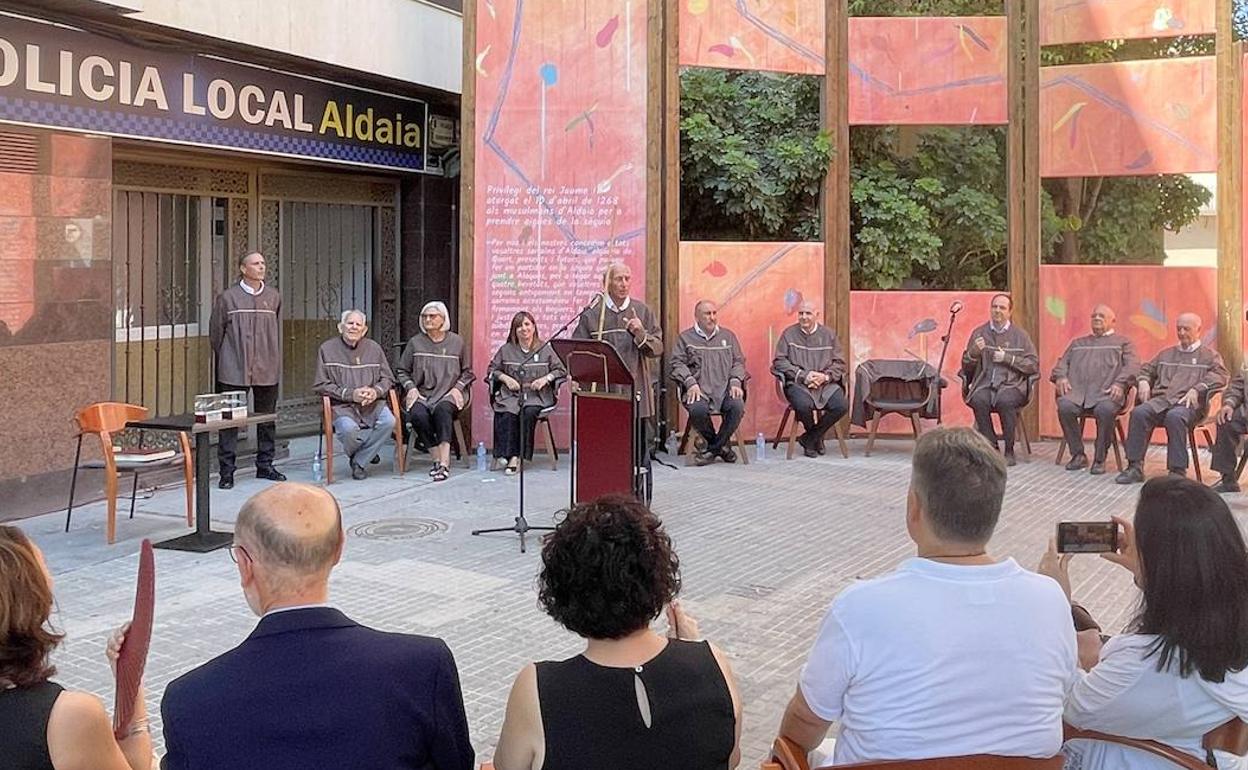 La sesión celebrada a los pies del campanario de la iglesia de la Anunciación. 