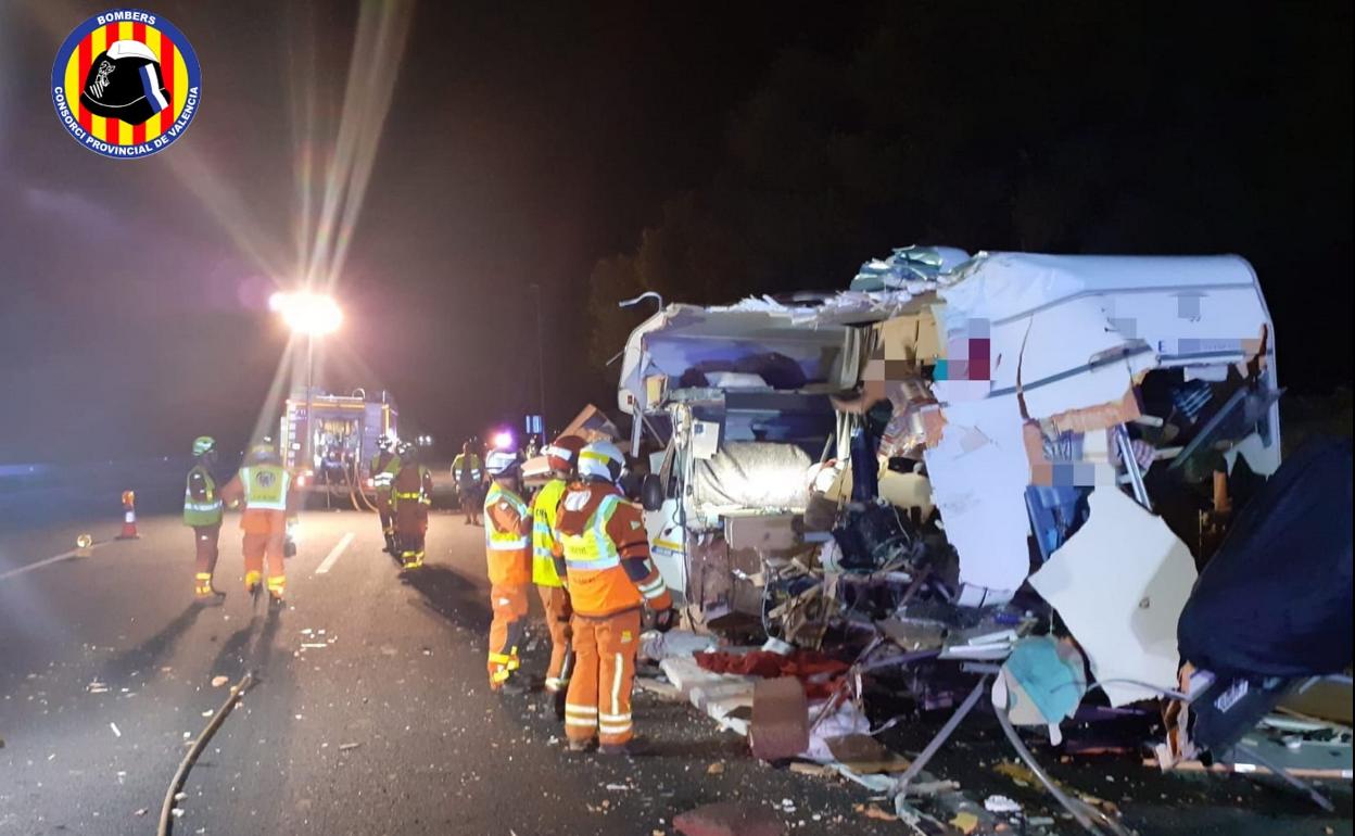 Un accidente entre un camión y una caravana en la AP-7 a la altura de Sagunto provoca la fuga de materiales peligrosos