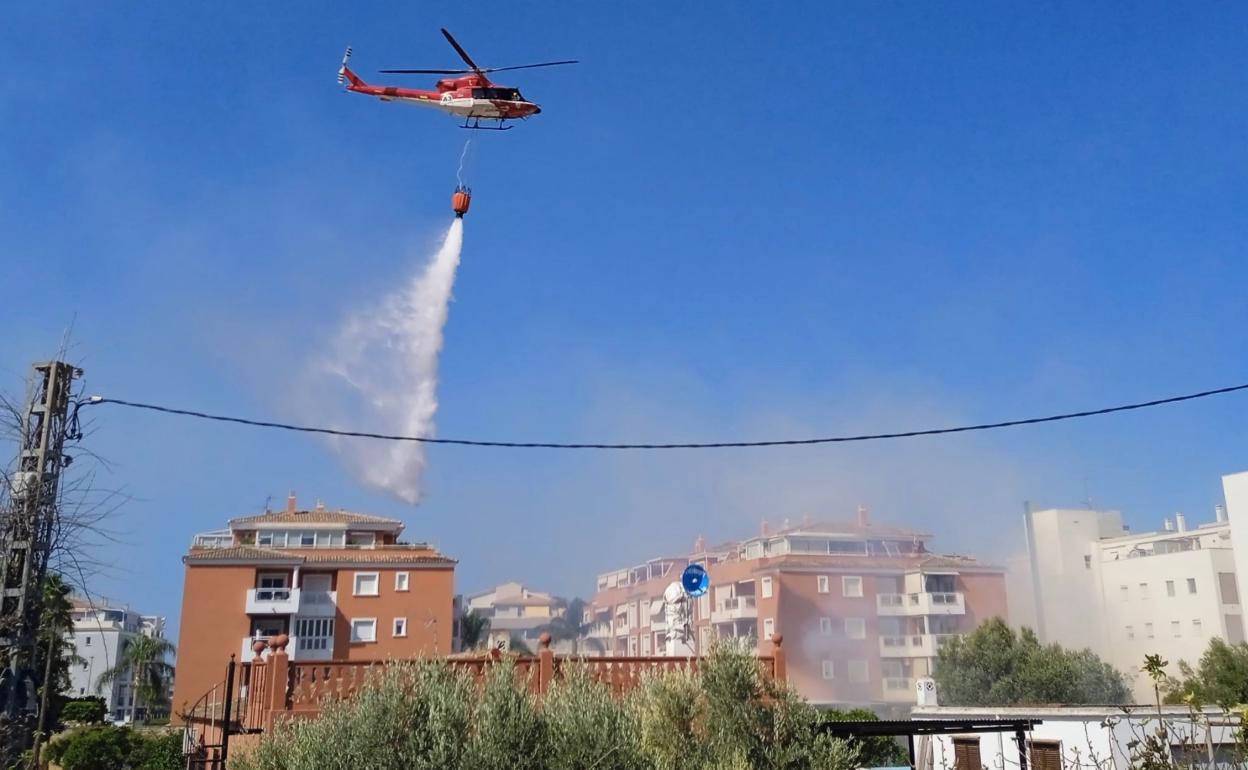 Imagen de las labores de extinción del incendio de Dénia