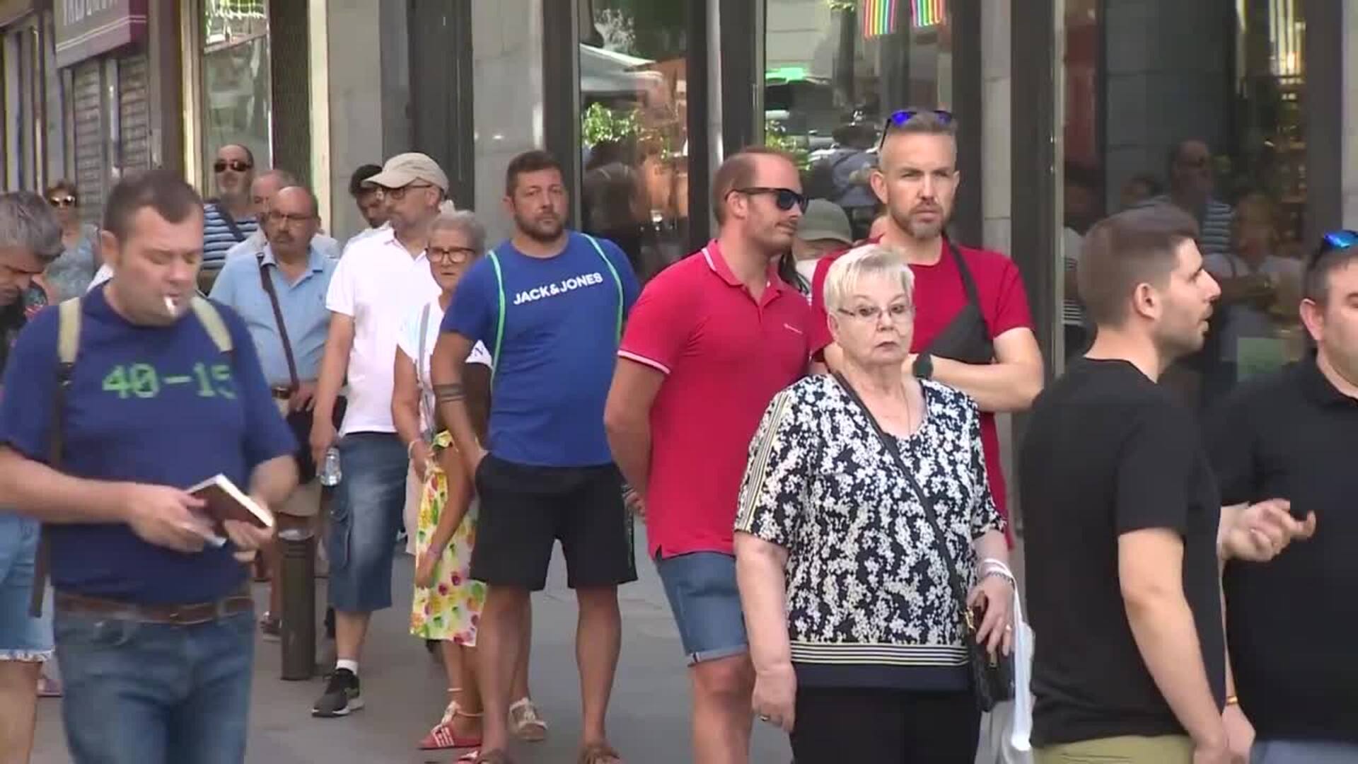 Turistas aprovechan el mes de agosto para comprar lotería en Doña Manolita