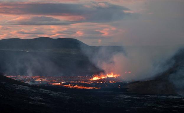 Volcán Islandia | ¿Se puede vaijar a Islandia?: El volcán de Fagradalsfjall entra en erupción en Islandia