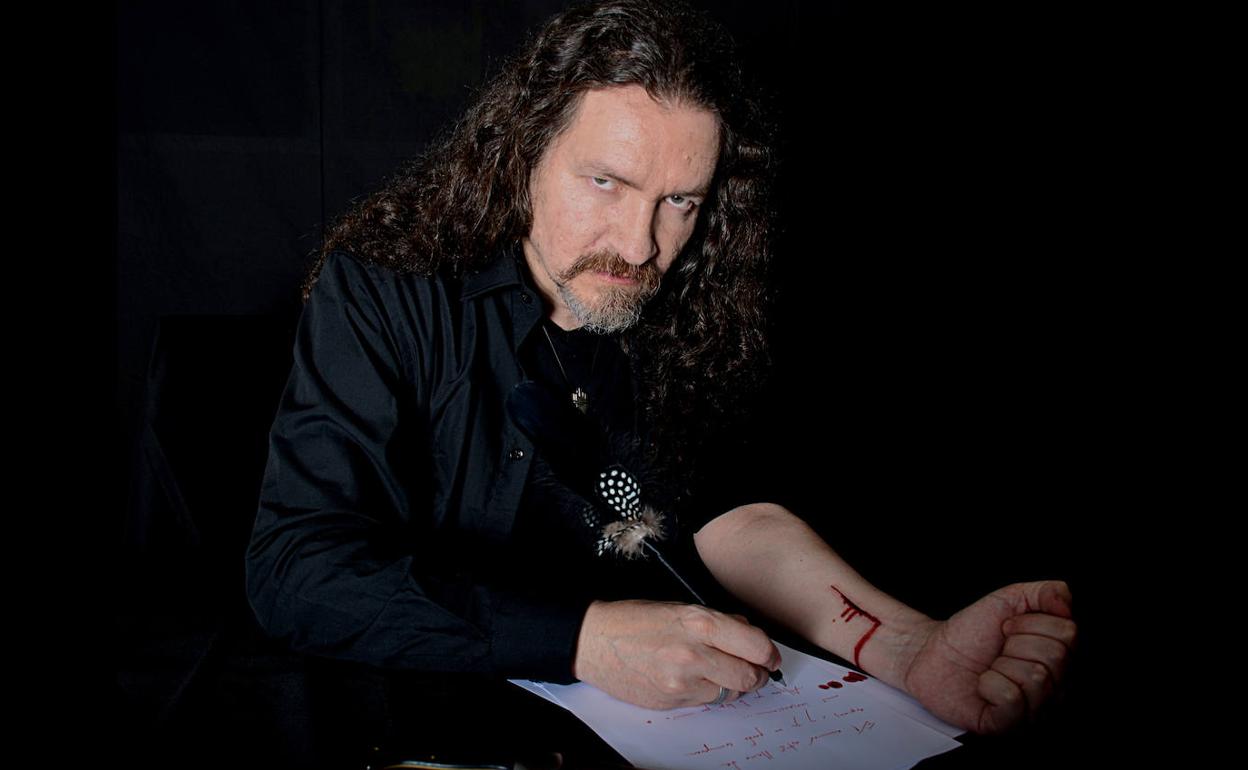 El cineasta y músico Antonio Dyaz, escribiendo con su propia sangre. 