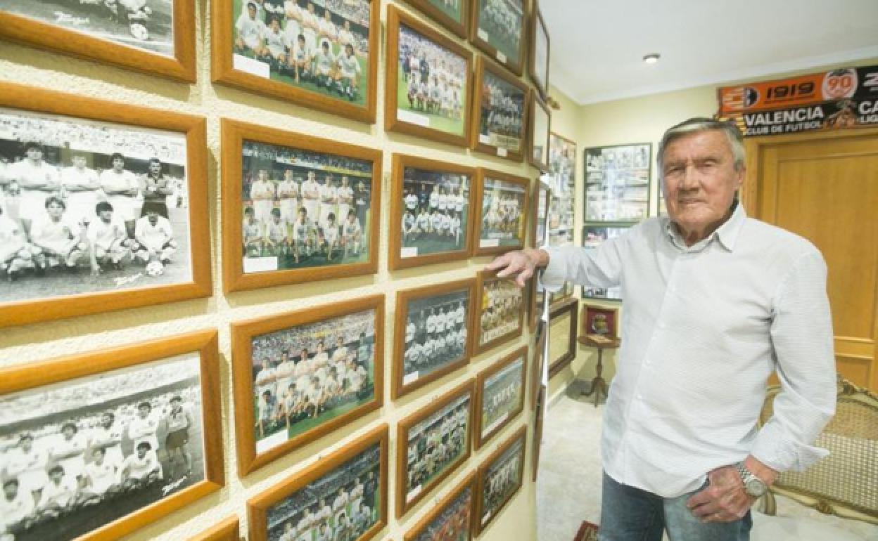 Roberto Gil, en el museo particular que conserva en su casa de Riba-roja. 