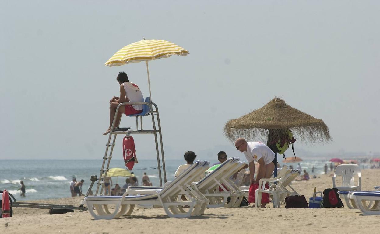 Posta de vigilancia en la playa de El Saler. 